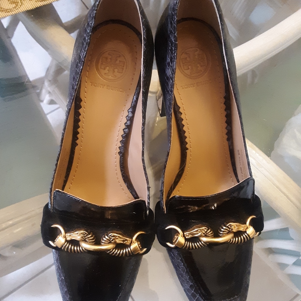 Tory Burch JESSA 75mm Pump Stamped Snake Printed Leather Crinkle Glossy. SIZE 5M